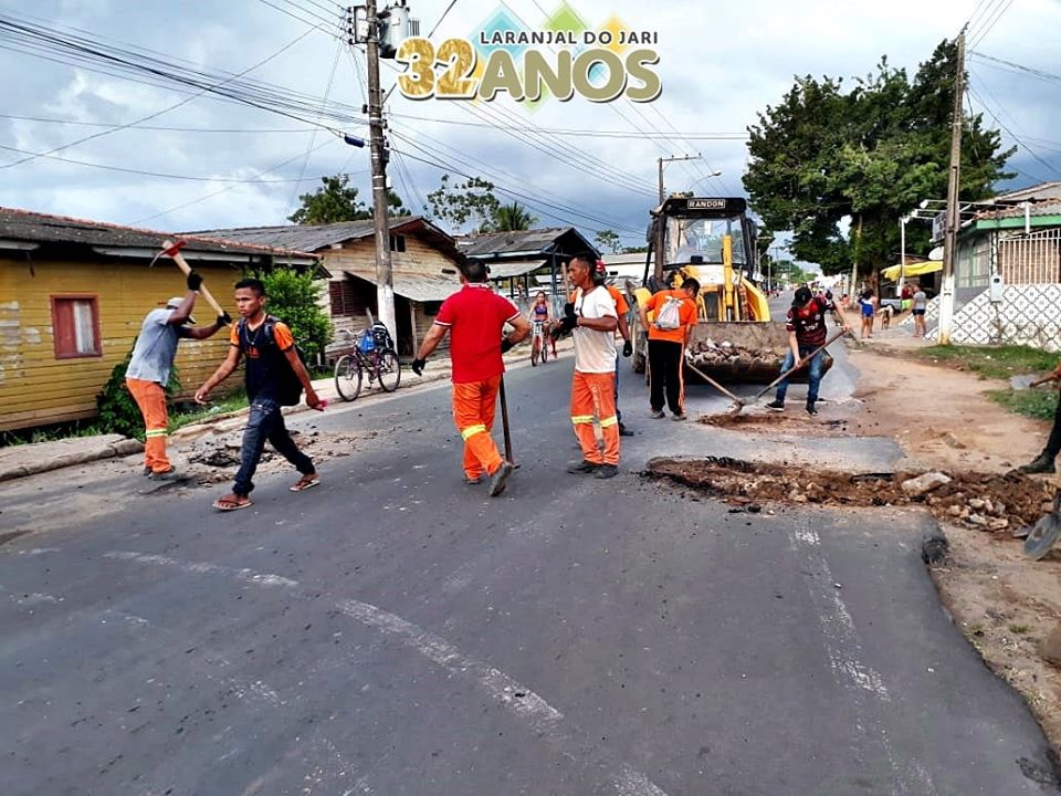 Prefeitura faz serviços de tapa buraco na Avenida Tancredo Neves.